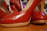 Molli-Mädchen mutiert zum Fashion-Victim und hat trotz vollem Kleiderschrank nichts zum Anziehen ODER warum es gar nicht schlimm ist, süchtig nach roten Pumps zu sein (Copyright: Astrid Listner)