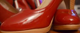 Molli-Mädchen mutiert zum Fashion-Victim und hat trotz vollem Kleiderschrank nichts zum Anziehen ODER warum es gar nicht schlimm ist, süchtig nach roten Pumps zu sein (Copyright: Astrid Listner)