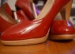 Molli-Mädchen mutiert zum Fashion-Victim und hat trotz vollem Kleiderschrank nichts zum Anziehen ODER warum es gar nicht schlimm ist, süchtig nach roten Pumps zu sein (Copyright: Astrid Listner)